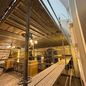 prostorové lešení na schodech