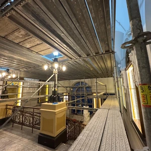 prostorové lešení na schodech