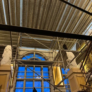 prostorové lešení na schodech