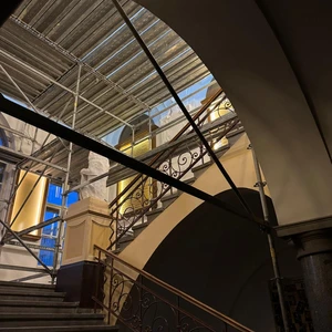 prostorové lešení na schodech